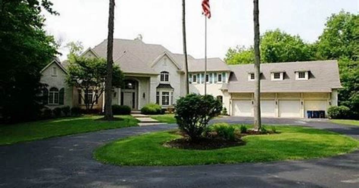 Inside Former Colts Punter $1.6M, Five-Bedroom Indianapolis Abode ·